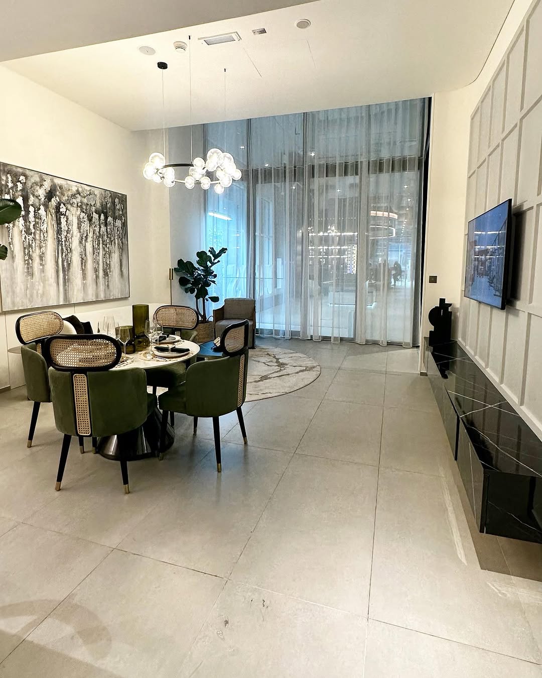 Ultra-Luxury Designer Apartment - Downtown Dubai/Dubai Marina - Image 1