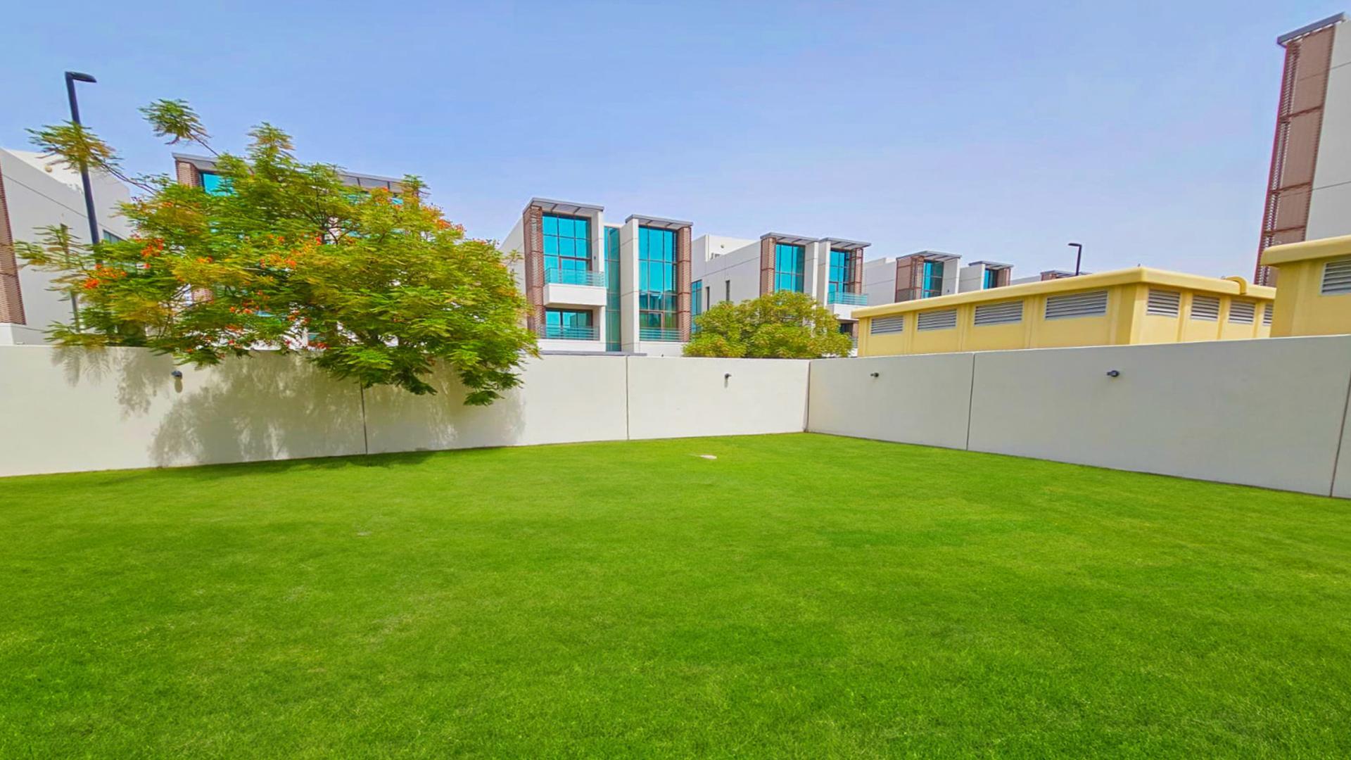 Gated Community Villa Overlooking Meydan Racecourse - Image 3